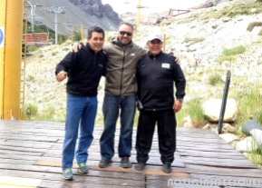 El gerente de La Hoya Diego Alonso con personal del cerro